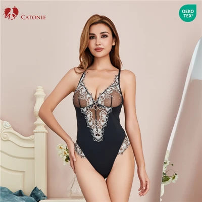 Biancheria intima in bianco e nero